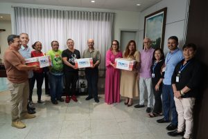 Conselheiras e conselheiros entregam doações a instituições não governamentais