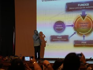 Conselheira Mara Lúcia participa do Fórum de Educação Infantil e prestigia palestra de servidor do TCMPA